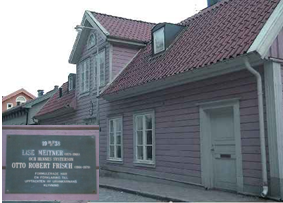 Ngôi nhà tại Kungälv (Thụy Điển) - nơi Lise Meitner nghỉ dịp Giáng sinh năm 1938, có gắn bảng kỷ niệm về sự kiện lịch sử: giải thích phân hạch urani của Lise Meitner và Otto Frisch. Ngày 29 tháng 10 năm 2016, môt bảng kỷ niệm mới được gắn lên đó [18].